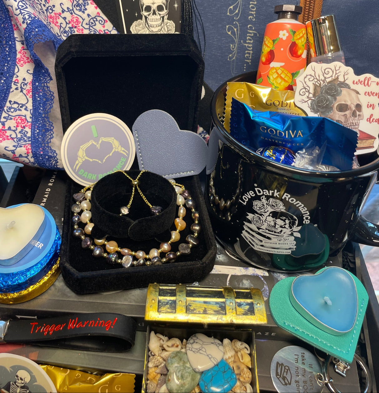 🏴‍☠️🧜🏻‍♀️Dark Romance Luxury Treasure Box - Books & Freshwater Pearls